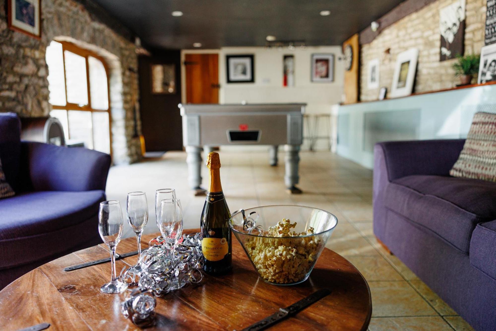 The West Barn Near Bath, Sleeps 24 And 2 Hot Tubs Villa Bristol Eksteriør billede