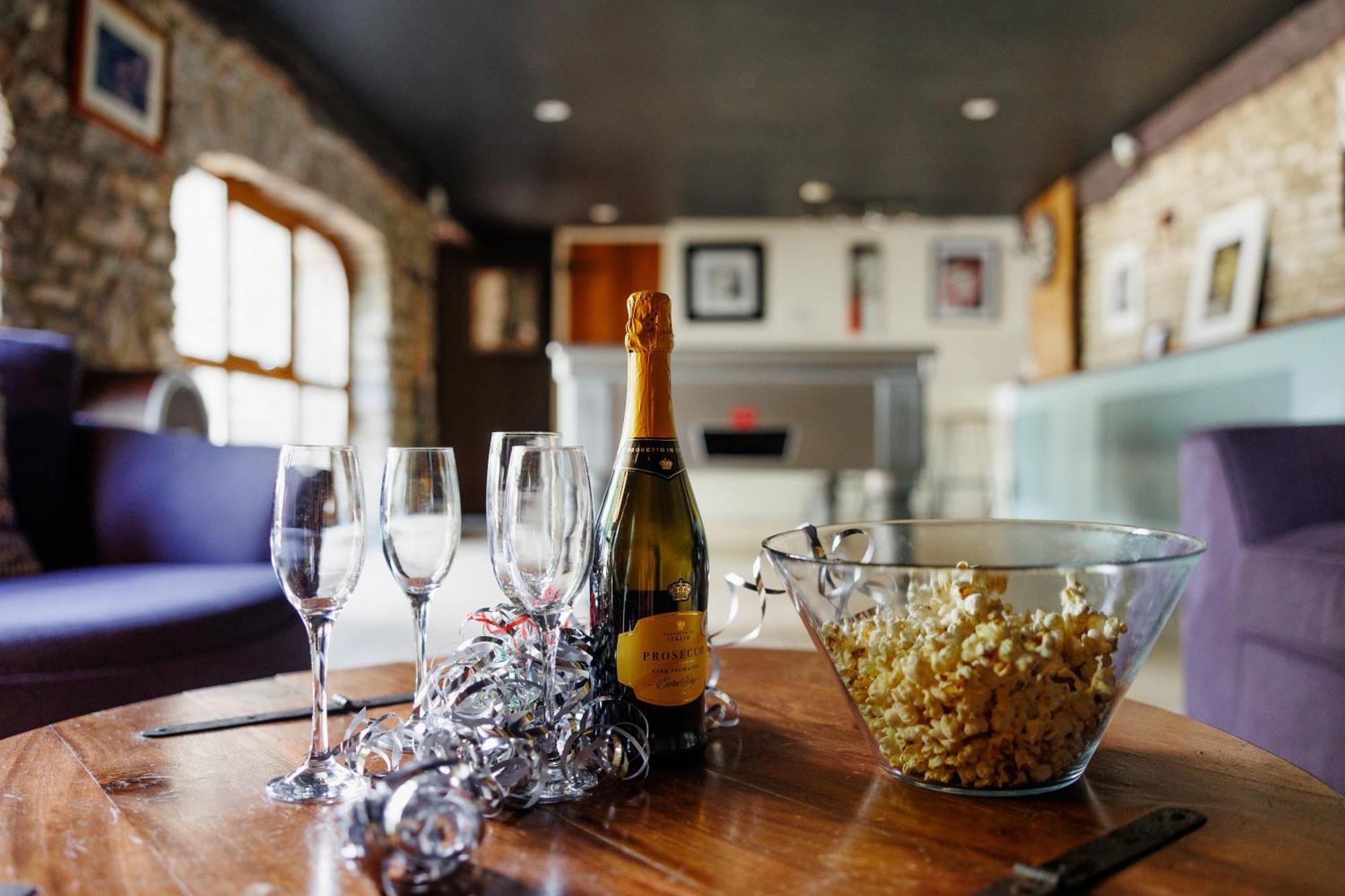 The West Barn Near Bath, Sleeps 24 And 2 Hot Tubs Villa Bristol Eksteriør billede
