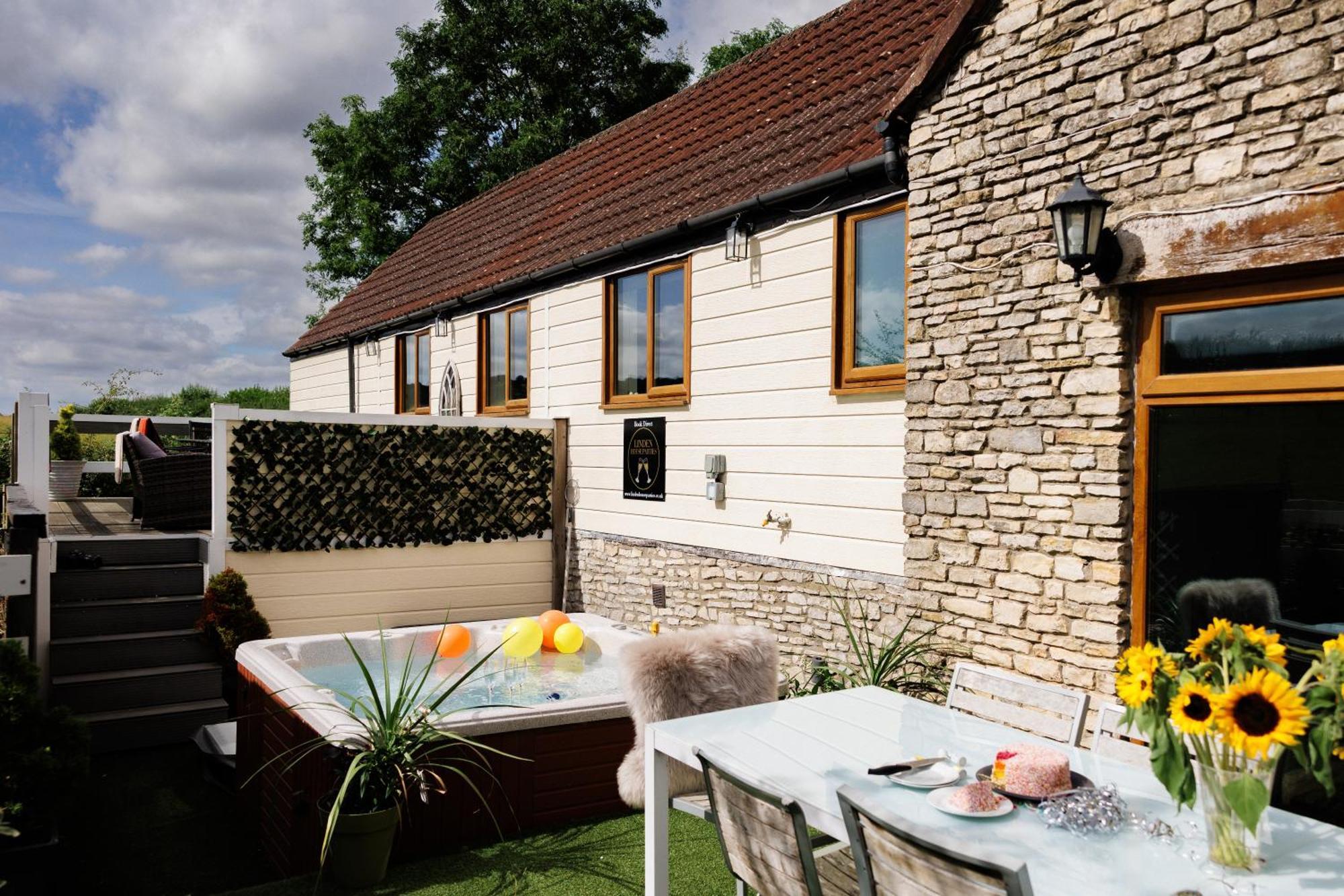 The West Barn Near Bath, Sleeps 24 And 2 Hot Tubs Villa Bristol Eksteriør billede