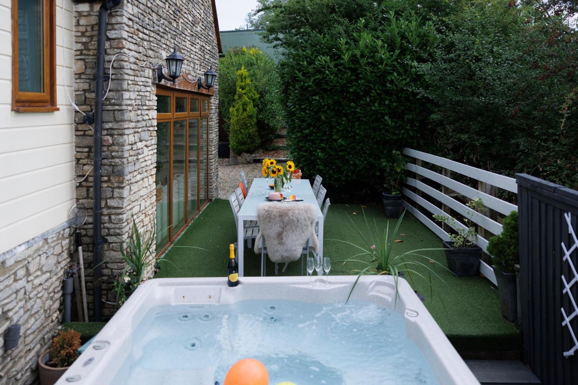 The West Barn Near Bath, Sleeps 24 And 2 Hot Tubs Villa Bristol Eksteriør billede